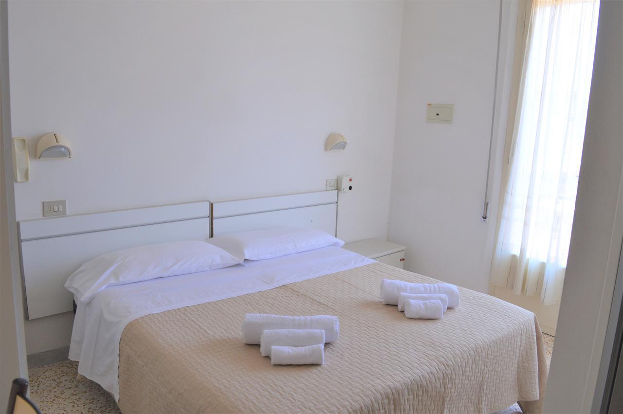 Urania Hotel Fogliano Marina Exterior photo